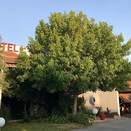 Hôtel-restaurant La Belle Poule - Hotel